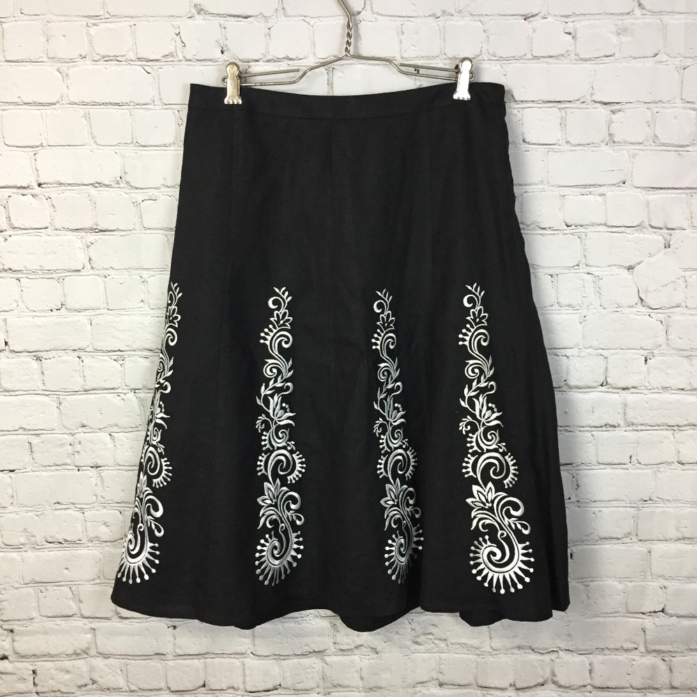 Ann Taylor Loft | Embroidered Black/White Skirt